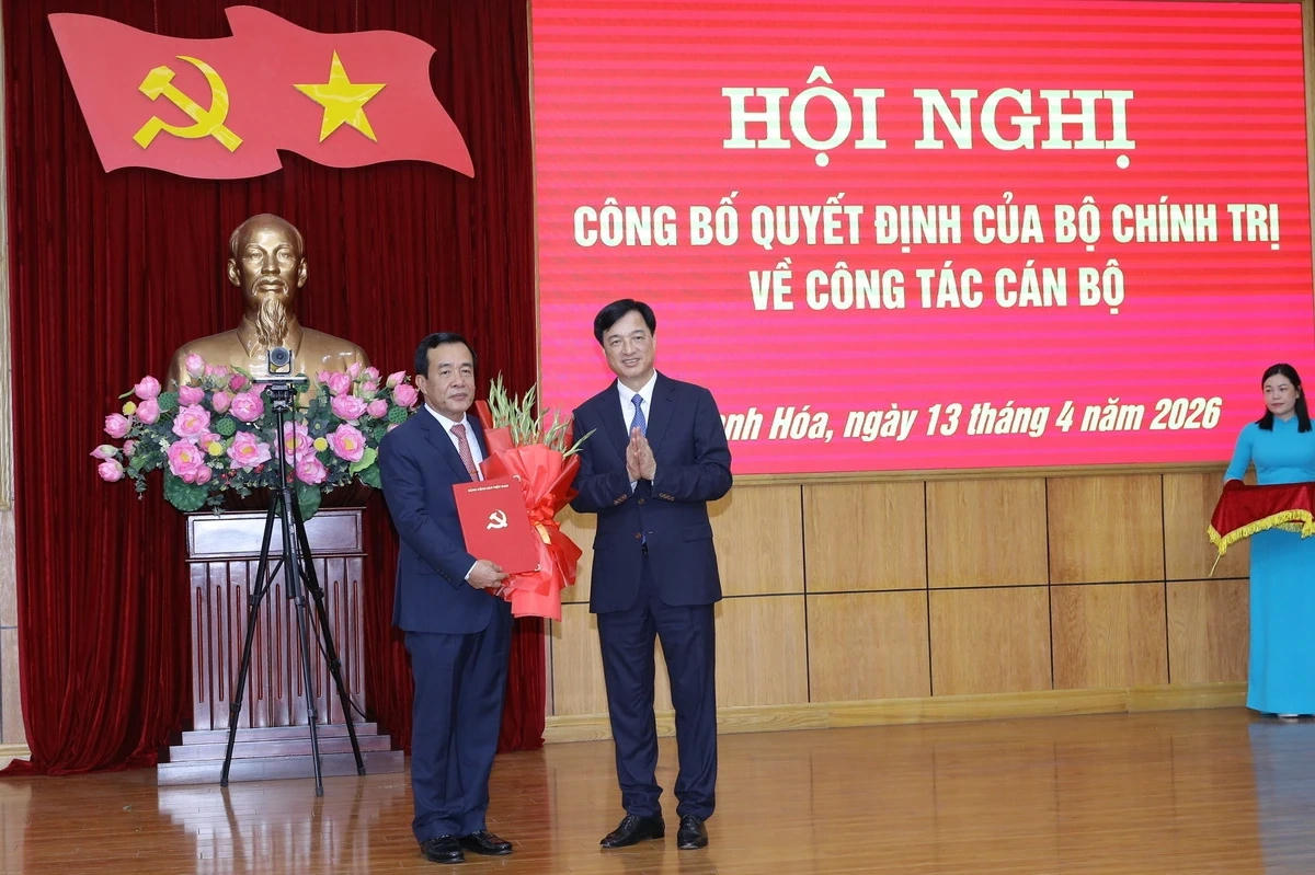 Ông Nguyễn Duy Ngọc - Trưởng ban Tổ chức Trung ương trao quyết định của Bộ Chính trị điều động Thượng tướng Lê Đức Thái giữ chức Bí thư Tỉnh ủy Thanh Hóa.