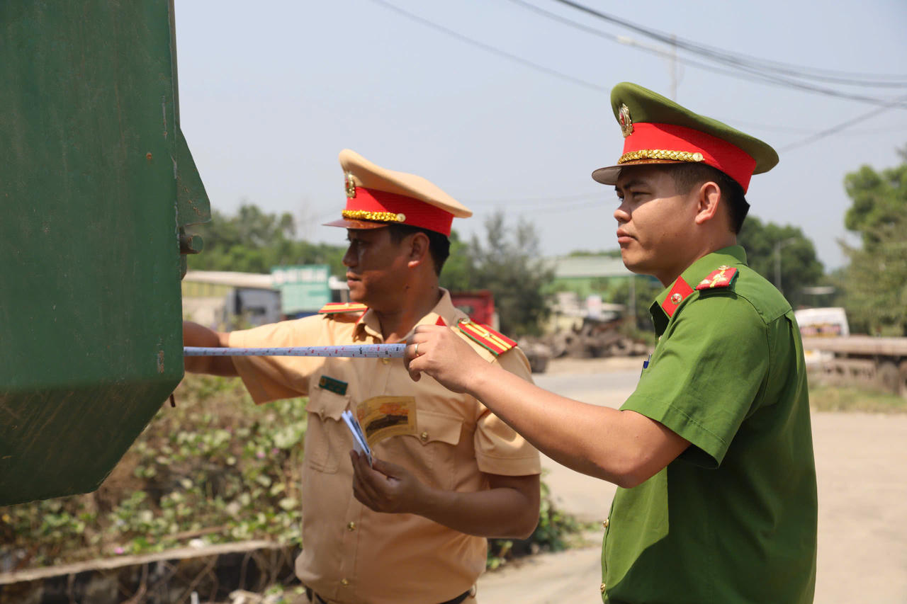 Quảng Ngãi: Công an ra quân siết quản lý xe tải tự đổ, ngăn chặn vi phạm tải trọng