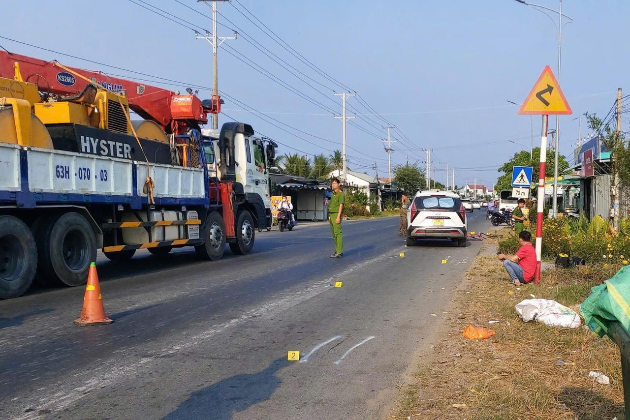 Va chạm giữa ô tô và xe đạp trên quốc lộ 50, một người tử vong