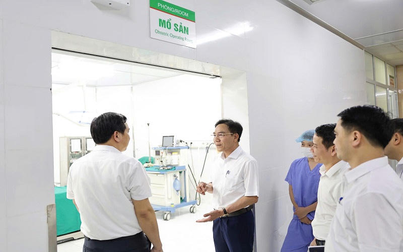 Đồng chí Lê Hồng Trung - Giám đốc Sở Y tế tỉnh Phú Thọ và Đoàn công tác thăm các Khoa, phòng tại Trung tâm Y tế khu vực Cẩm Khê (Ảnh: SYT Phú Thọ).