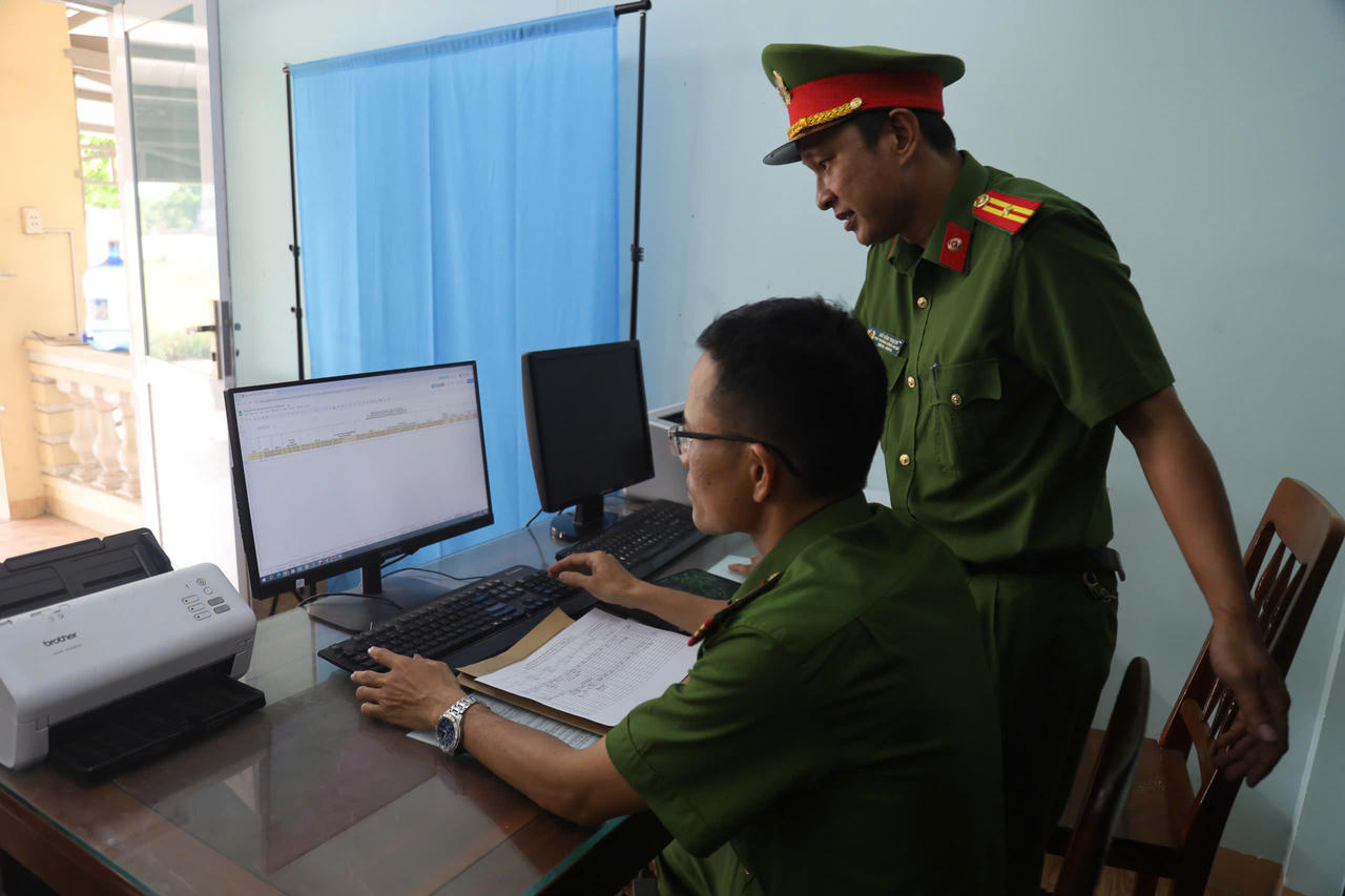 Quảng Ngãi: Công an ra quân siết quản lý xe tải tự đổ, ngăn chặn vi phạm tải trọng