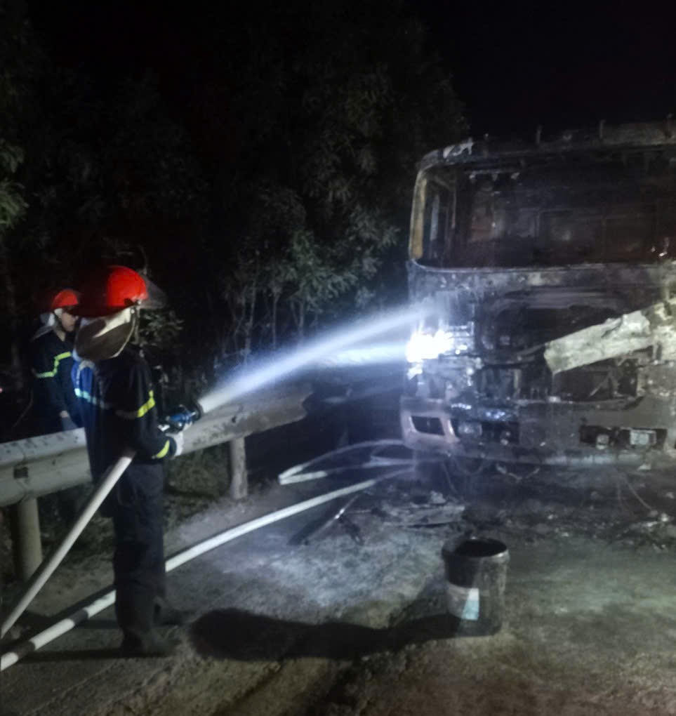 Phần cabin phương tiện&nbsp;bị cháy rụi.