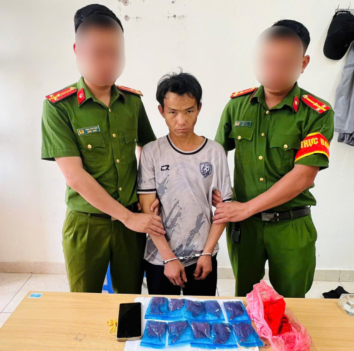 Bắt quả tang đối tượng mua bán trái phép 2.000 viên ma túy tổng hợp