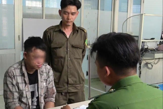 Tạm giữ đối tượng trốn cai nghiện, mang theo vật nghi là súng