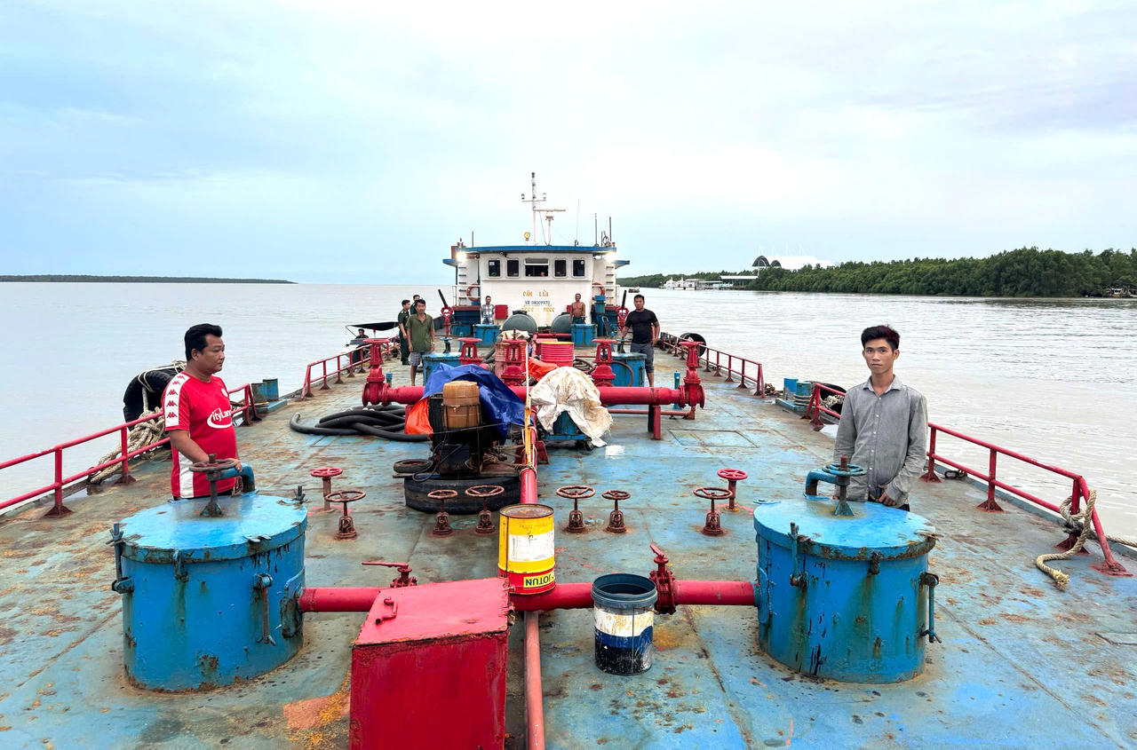 Tàu vận chuyển dầu không có giấy tờ chứng minh nguồn gốc, xuất xứ, tính hợp pháp 