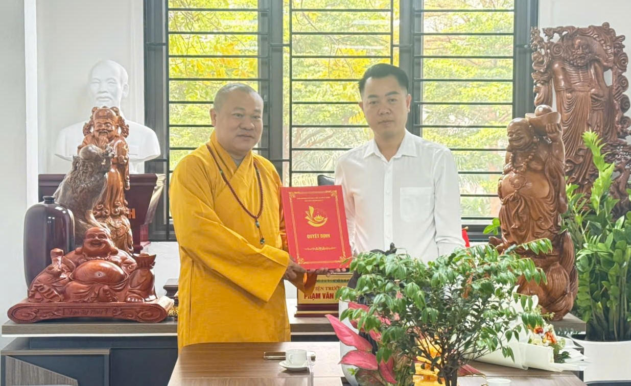 Ông Phạm Văn Thăng - Viện trưởng Viện Nghiên cứu Bảo tồn và Phát triển Văn hóa Đông Nam Á trao Quyết định bổ nhiệm đối với Thượng tọa Thích Nguyên Thái.