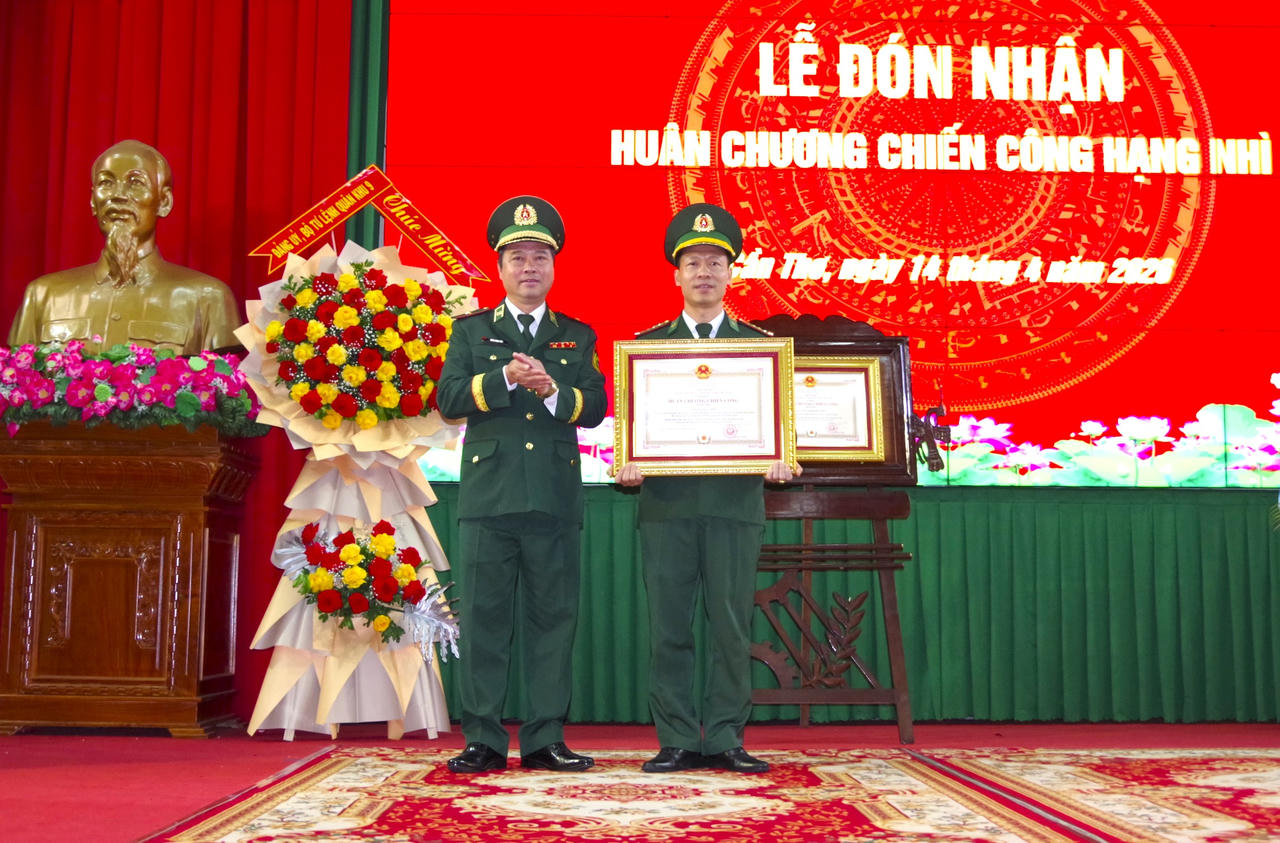 Thừa ủy quyền của Chủ tịch nước, Thiếu tướng Trần Ngọc Hữu - Phó Tư lệnh BĐBP trao Huân chương Chiến công hạng Nhì cho Đại tá Phạm Lê Xuân Bình - Chỉ huy trưởng BĐBP TP Cần Thơ.