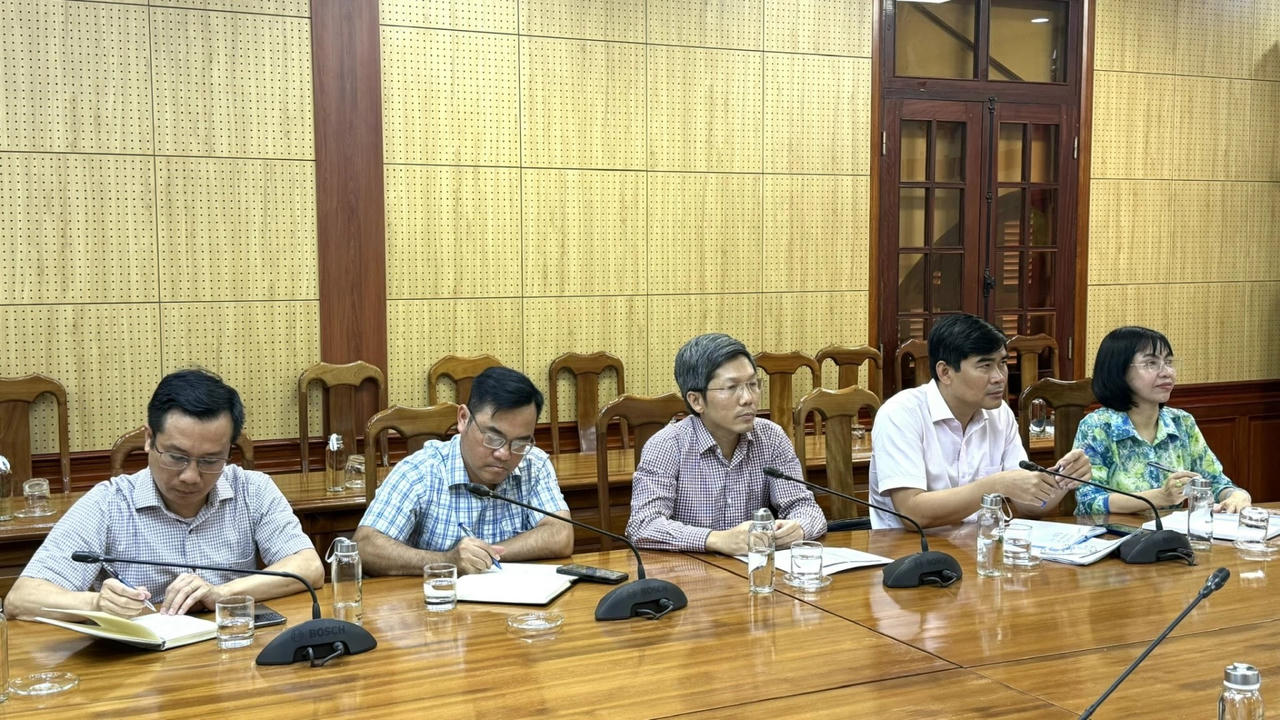 Các đại biểu dự buổi làm việc.