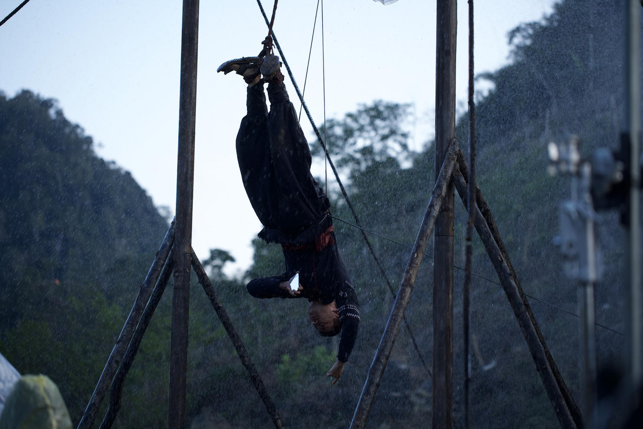 Phân cảnh treo lộn ngược của nam diễn viên trong phim. Ảnh: NSX