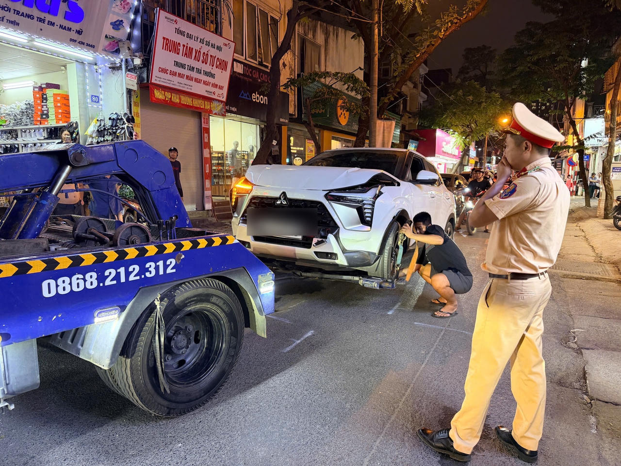 Va chạm giao thông liên hoàn giữa 4 phương tiện trên đường Doãn Kế Thiện