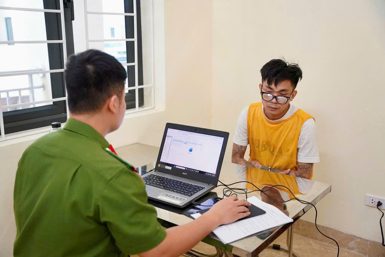Đối tượng trong đường dây tại cơ quan Công an (Ảnh: CA).