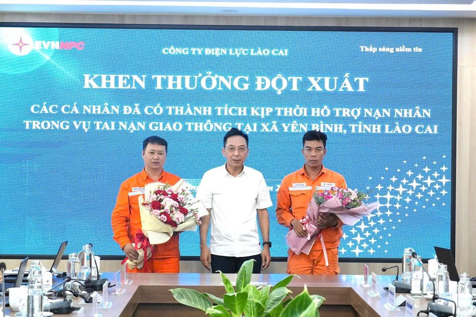 Công ty Điện lực Lào Cai khen thưởng đột xuất 2 nhân viên kịp thời cứu người bị tai nạn giao thông