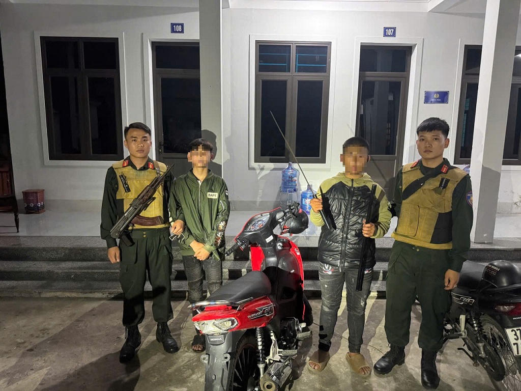 Mang hung khí, ma túy trong đêm, 10 đối tượng ‘đụng’ cảnh sát tuần tra