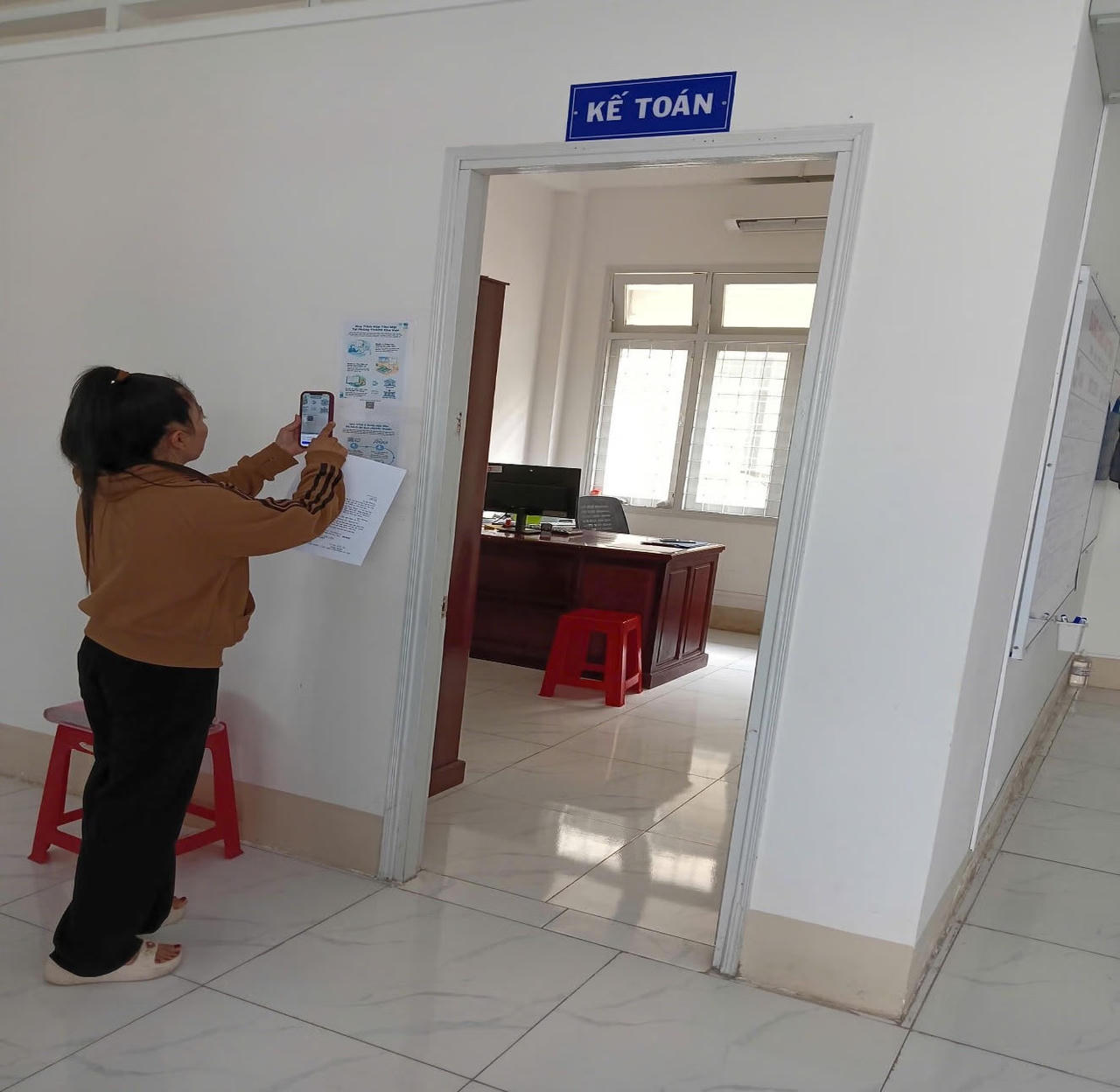 Người dân thực hiện quét mã QR code nộp tiền thi hành án, sáng kiến của Phòng Thi hành án dân sự Khu vực 2 – Đồng Tháp, ảnh Văn Thành.