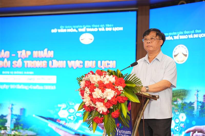 Phó Cục trưởng Cục Du lịch Quốc gia Việt Nam Phạm Văn Thủy phát biểu tại chương trình tập huấn.