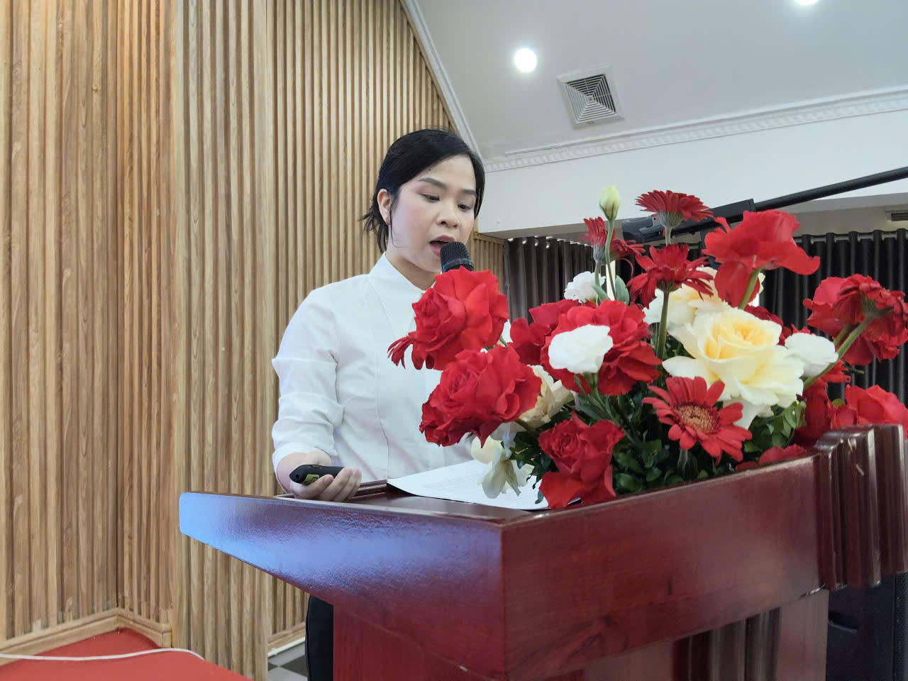 Đại diện Trung tâm Hỗ trợ Phụ nữ Phát triển phát biểu tại hội nghị.