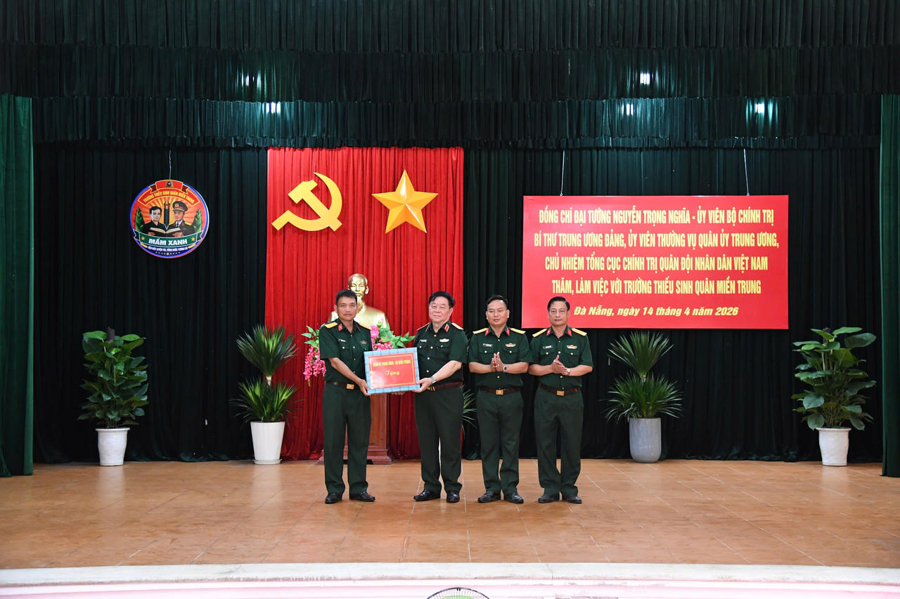 Đại tướng Nguyễn Trọng Nghĩa yêu cầu cấp ủy, chỉ huy Trung đoàn tiếp tục tập trung nâng cao chất lượng huấn luyện, trình độ sẵn sàng chiến đấu; thực hiện tốt công tác giáo dục chính trị, tư tưởng; phát huy phẩm chất cao đẹp “Bộ đội Cụ Hồ” thời kỳ mới