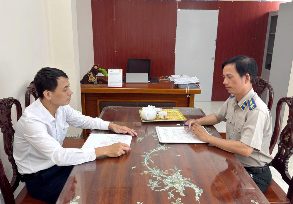 Ông Nguyễn Công Tân – Trưởng Phòng THADS Khu vực 5, giải quyết vụ việc Thi hành án với đương sự, ảnh Trọng Nghĩa