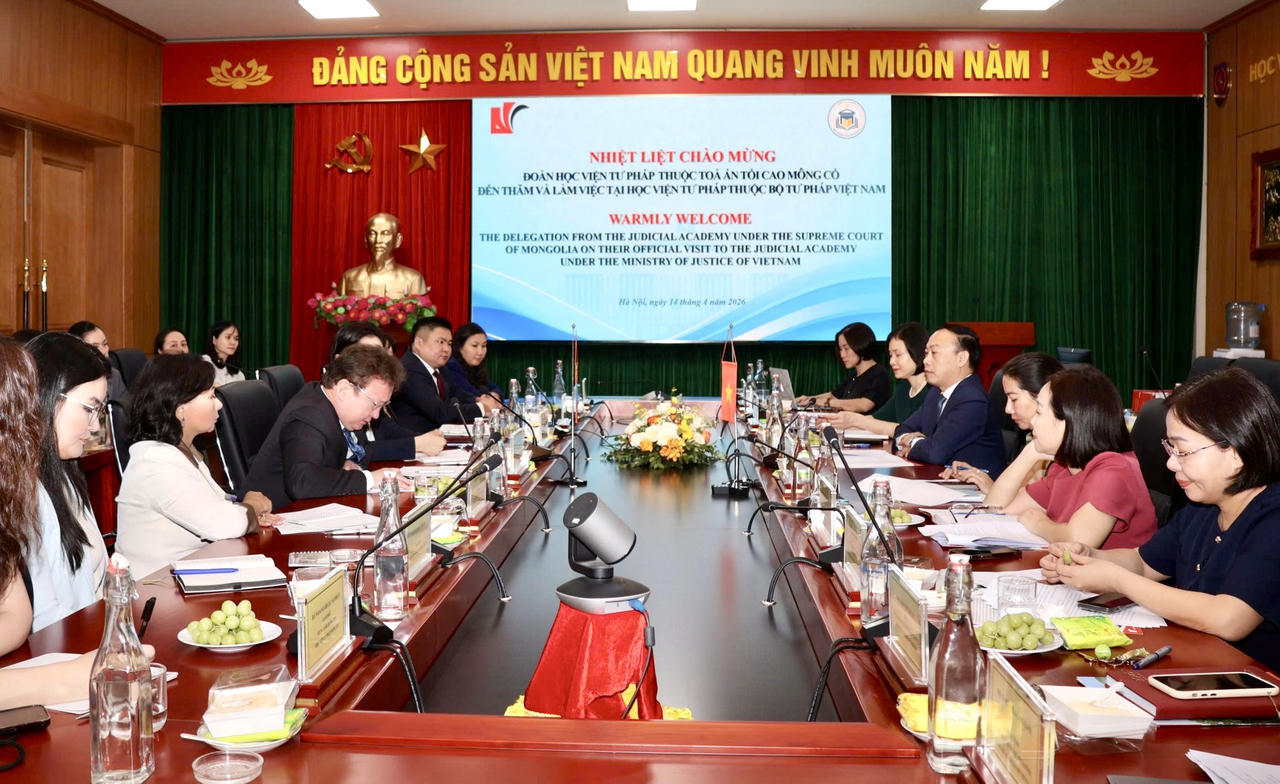 Quang cảnh buổi làm việc.
