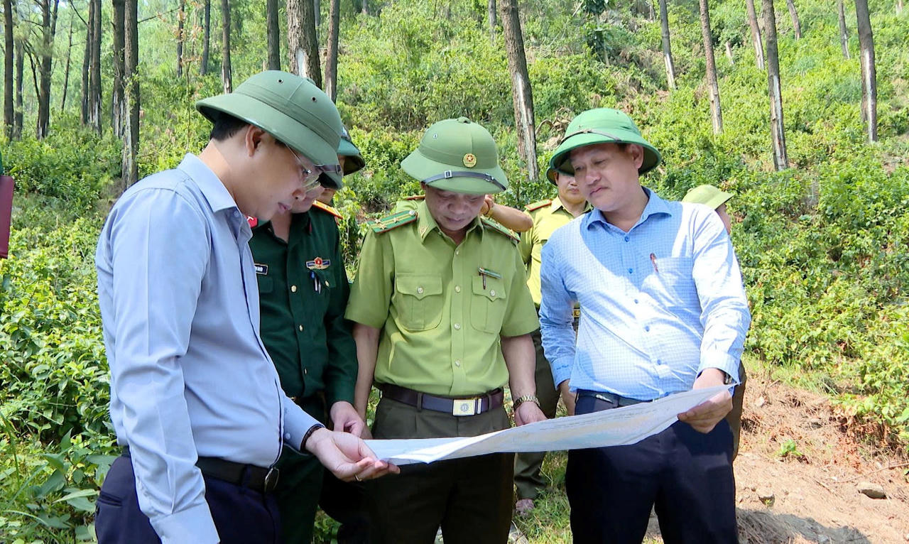 Các lực lượng kiểm tra thực địa để lên phương án, kế hoạch PCCCR cụ thể cho từng khu vực tại Quảng Trị.