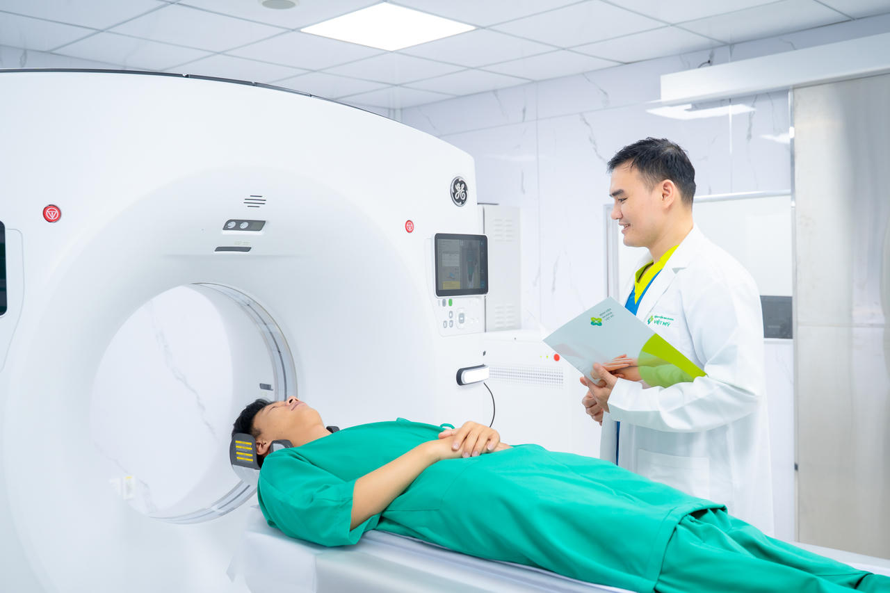 Bệnh viện Đa khoa Việt Mỹ trang bị Hệ thống máy CT Revolution Maxima (Hoa Kỳ) tích hợp AI tự động định vị, cho hình ảnh độ phân giải cao, thời gian chụp nhanh và giảm đáng kể liều chiếu xạ (có thể đến 82%) mà vẫn đảm bảo chất lượng hình ảnh.