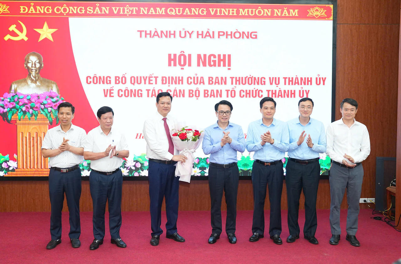 Lãnh đạo Ban Tổ chức Thành ủy tặng hoa chúc mừng ông Hoàng Văn Thực.