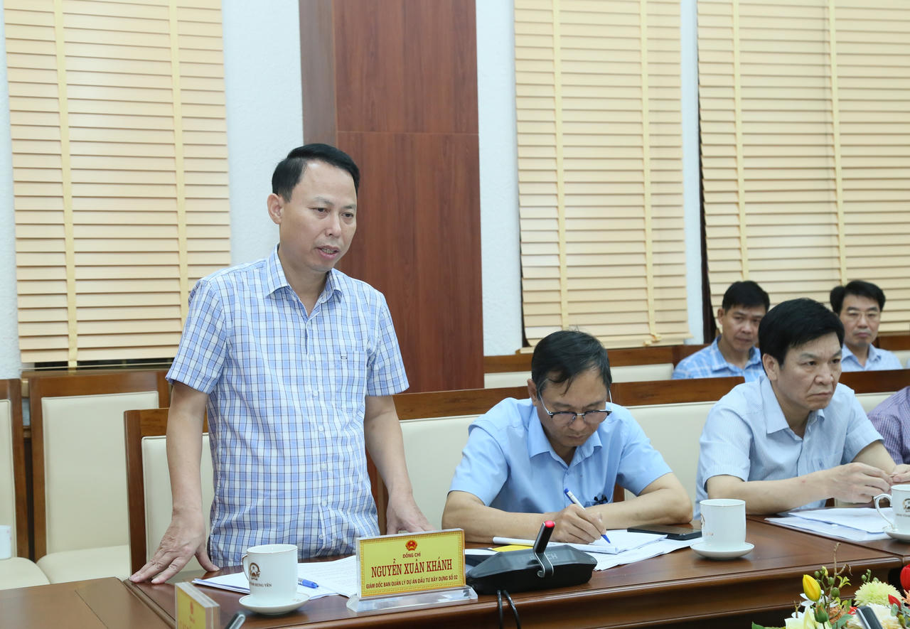 Lãnh đạo Ban Quản lý đầu tư xây dựng số 02 báo cáo tại cuộc họp.