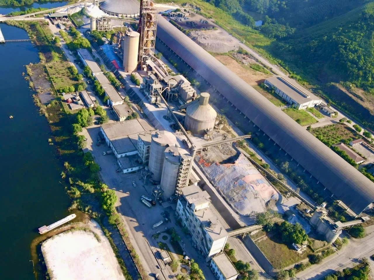 Công ty CP xi măng Yên Bình cải tiến thiết bị, kiểm soát chất lượng để phát triển. (Ảnh: Lê Hanh)