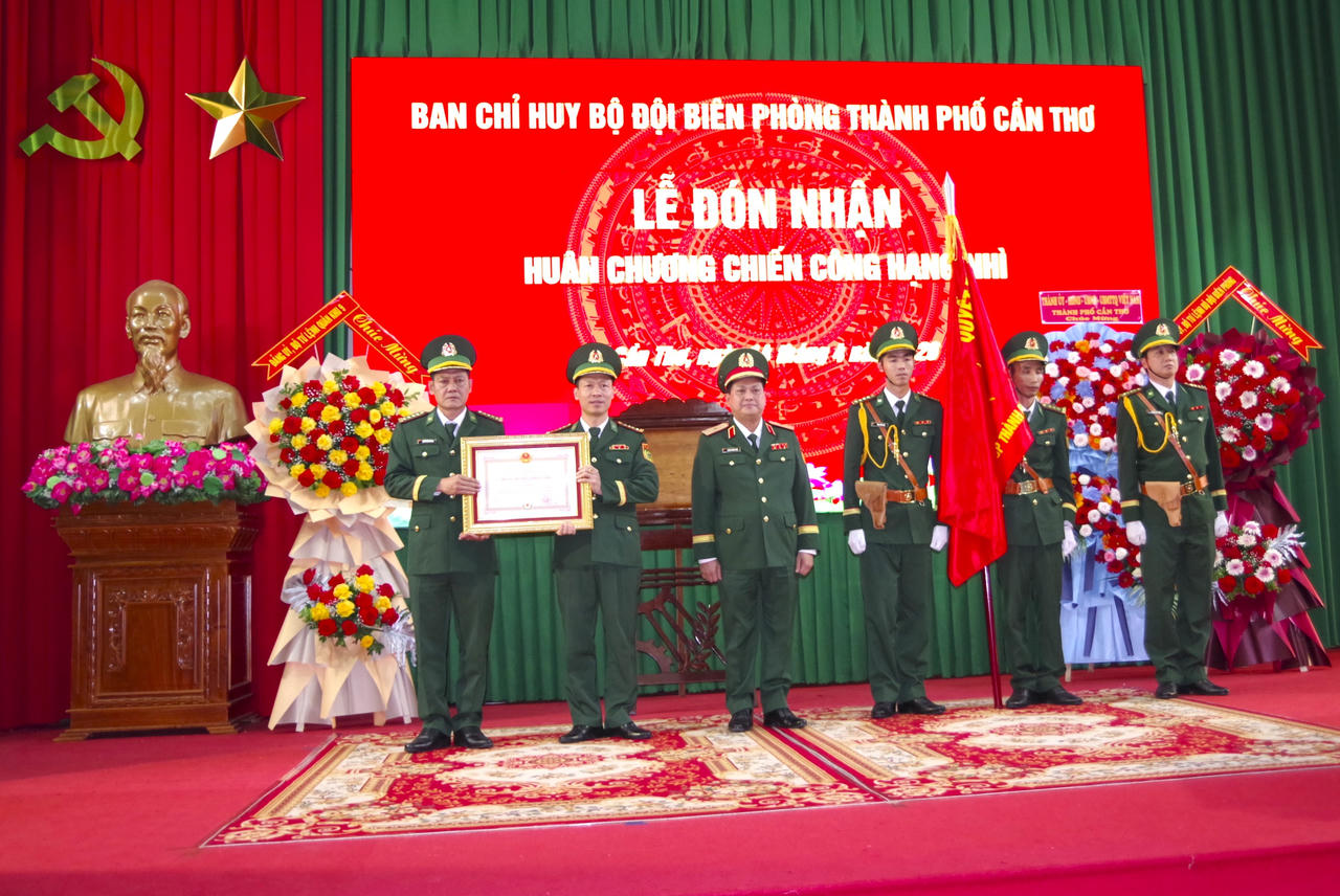 Bộ đội Biên phòng thành phố Cần Thơ vinh dự đón nhận Huân chương chiến công hạng Nhì.