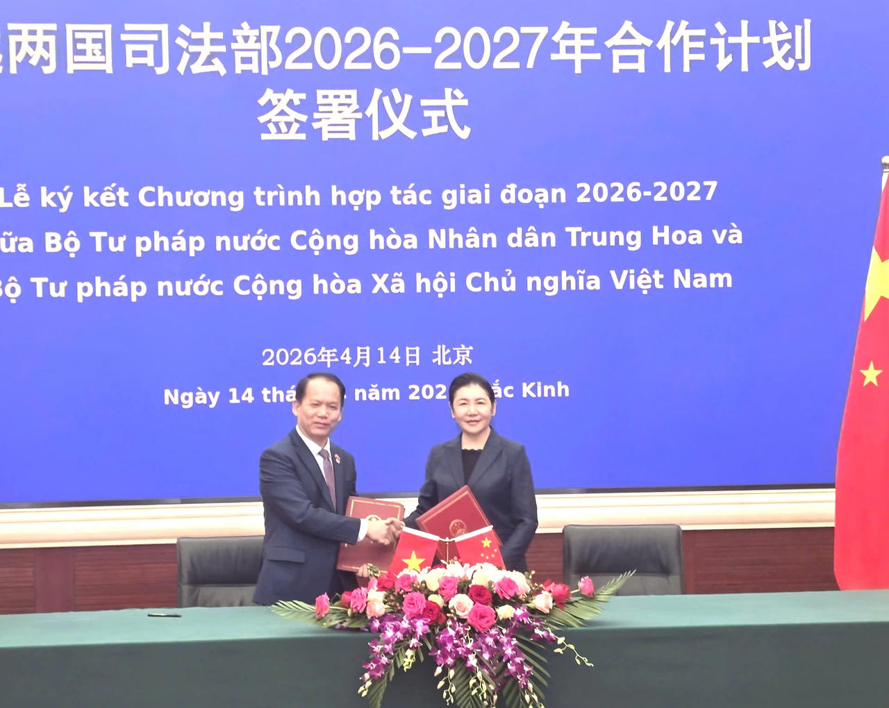 Hai Bộ trưởng trao văn kiện hợp tác.