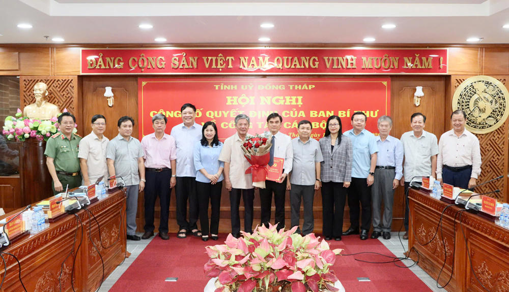 Hội nghị công bố quyết định của Ban Bí thư, chuẩn y ông Nguyễn Văn Mười giữ chức Phó Bí thư Tỉnh ủy nhiệm kỳ 2025 – 2030. (Ảnh: dongthap.gov.vn)