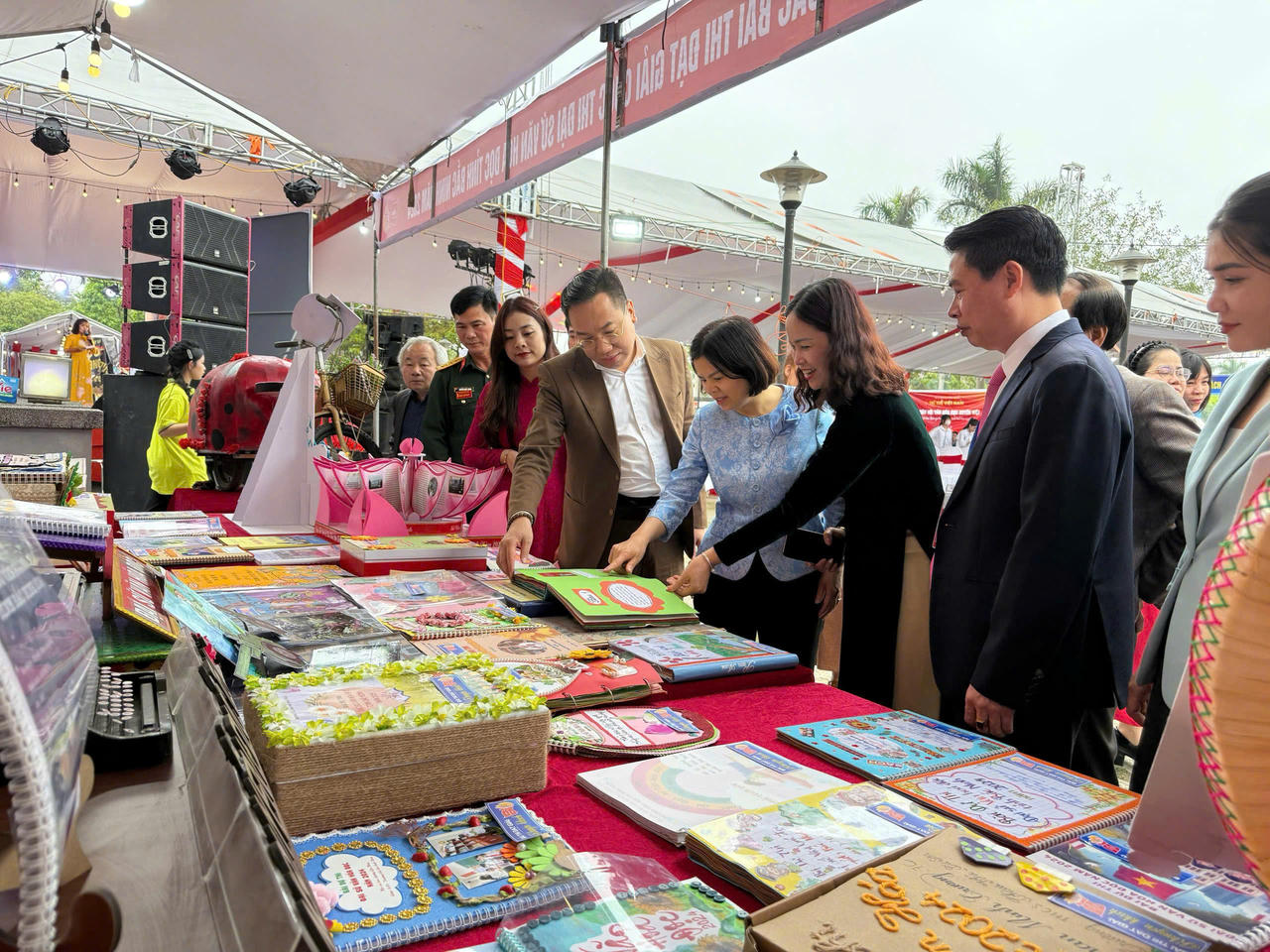 Không gian trưng bày sách, báo, tư liệu được bố trí tại Quảng trường 3/2, hệ thống thư viện và bảo tàng trên địa bàn, tập trung giới thiệu các chuyên đề lớn như lịch sử dân tộc, các ngày lễ trọng đại, thành tựu phát triển kinh tế - xã hội của tỉnh, cùng những giá trị văn hóa đặc trưng của vùng đất Kinh Bắc.