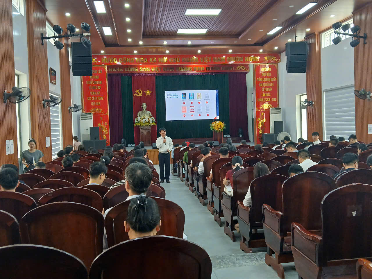 Buổi tập huấn thu hút đông đảo doanh nghiệp, hợp tác xã và tổ chức tín dụng trên địa bàn tham gia.