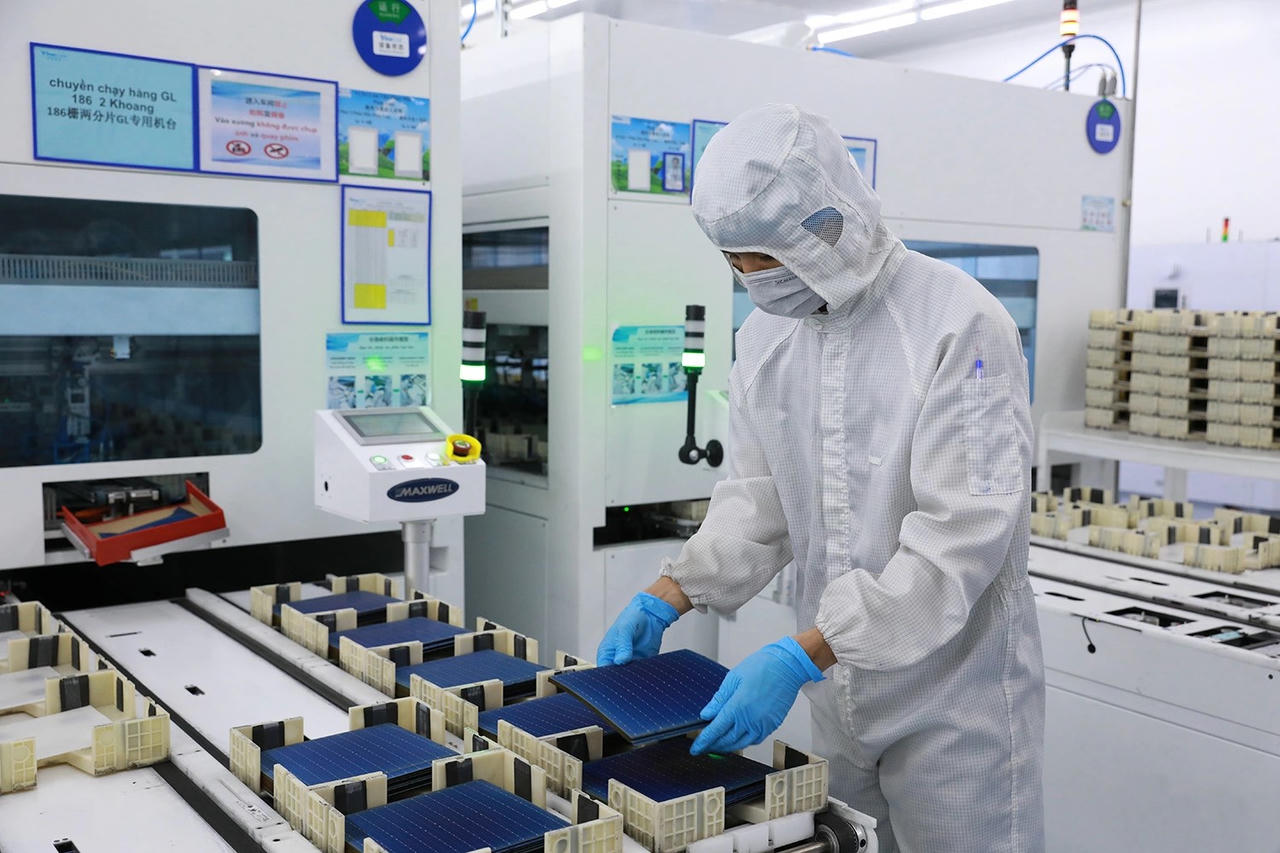 Sản xuất tấm pin năng lượng mặt trời xuất khẩu tại Công ty TNHH Phát triển năng lượng Trina Solar (Khu công nghiệp Yên Bình).