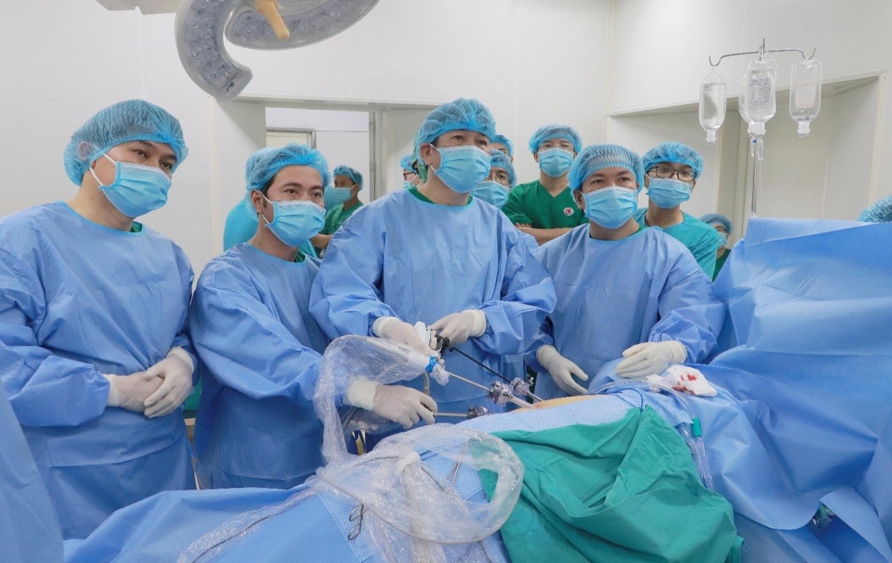 Các bác sĩ thực hiện ca ghép thận