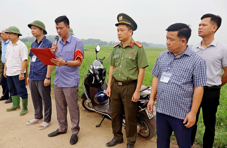 Lực lượng chức năng xã Đoài Phương tổ chức cưỡng chế kiểm đếm đất phục vụ dự án Cụm công nghiệp Sơn Đông.