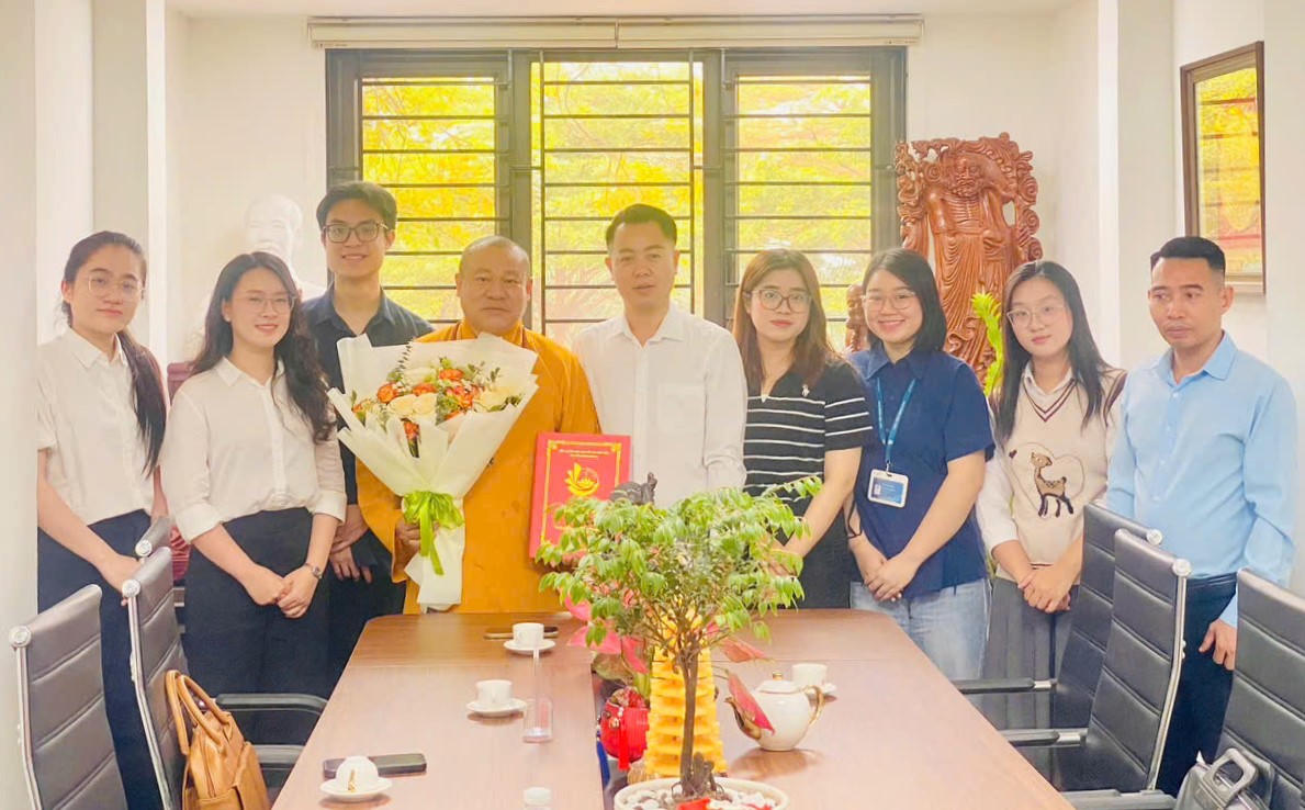 Lãnh đạo, đại diện các đơn vị trực thuộc và các thực tập sinh tặng hoa chúc mừng Thượng tọa Thích Nguyên Thái.