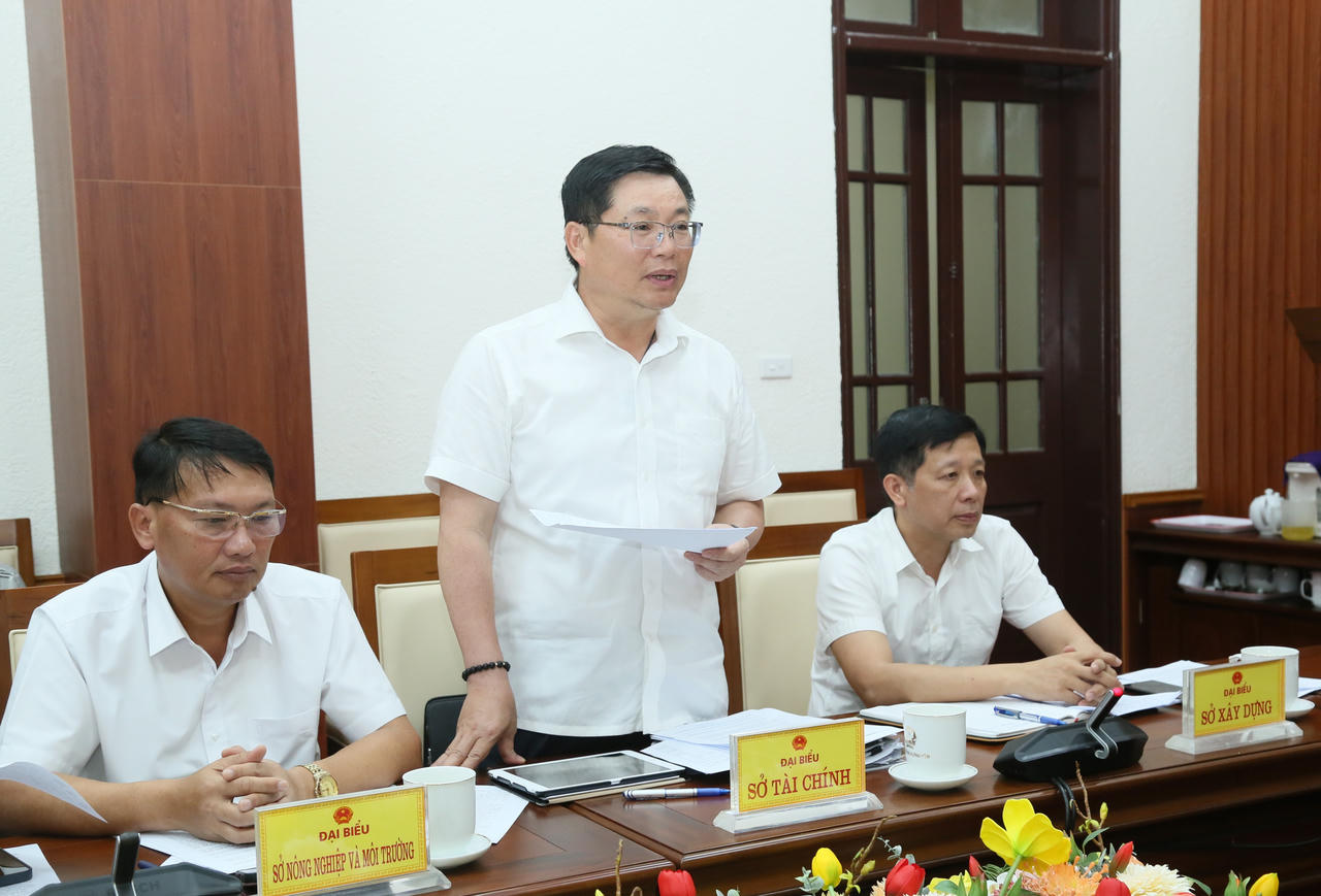 Lãnh đạo Sở Tài chính phát biểu thảo luận tại cuộc họp.