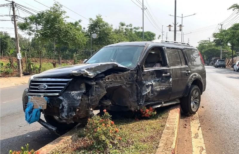 Ô tô dừng lại sau khi leo lên dải phân cách