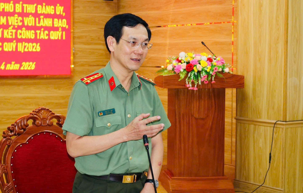 Đại tá Ngô Cự Vinh, Phó Bí thư Đảng ủy, Phó Giám đốc Công an tỉnh, phát biểu chỉ đạo tại buổi làm việc.