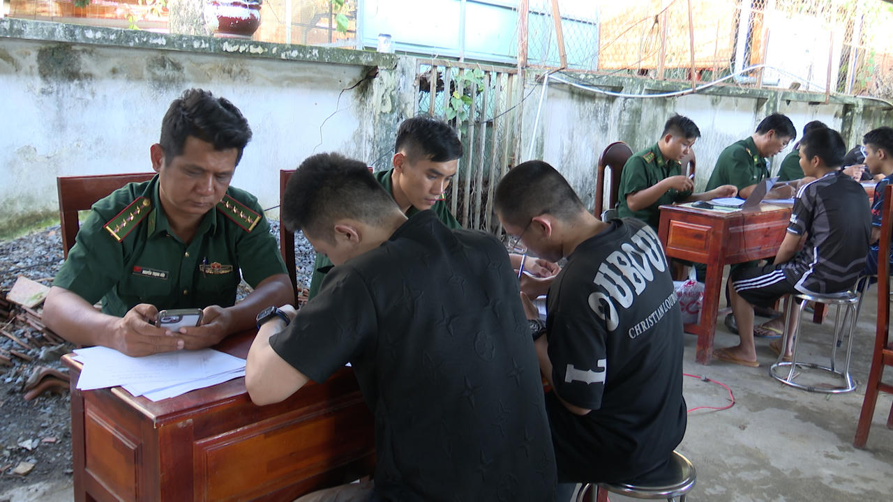 Các công dân Việt Nam đang khai báo với lực lượng Biên phòng tỉnh Tây Ninh về quá trình làm việc bên Campuchia. Ảnh Đinh Quân