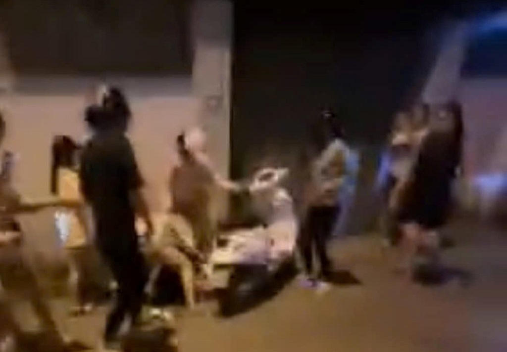 Hình ảnh xô xát giữa hai nhóm thiếu niên trên mạng xã hội (ảnh cắt từ clip)