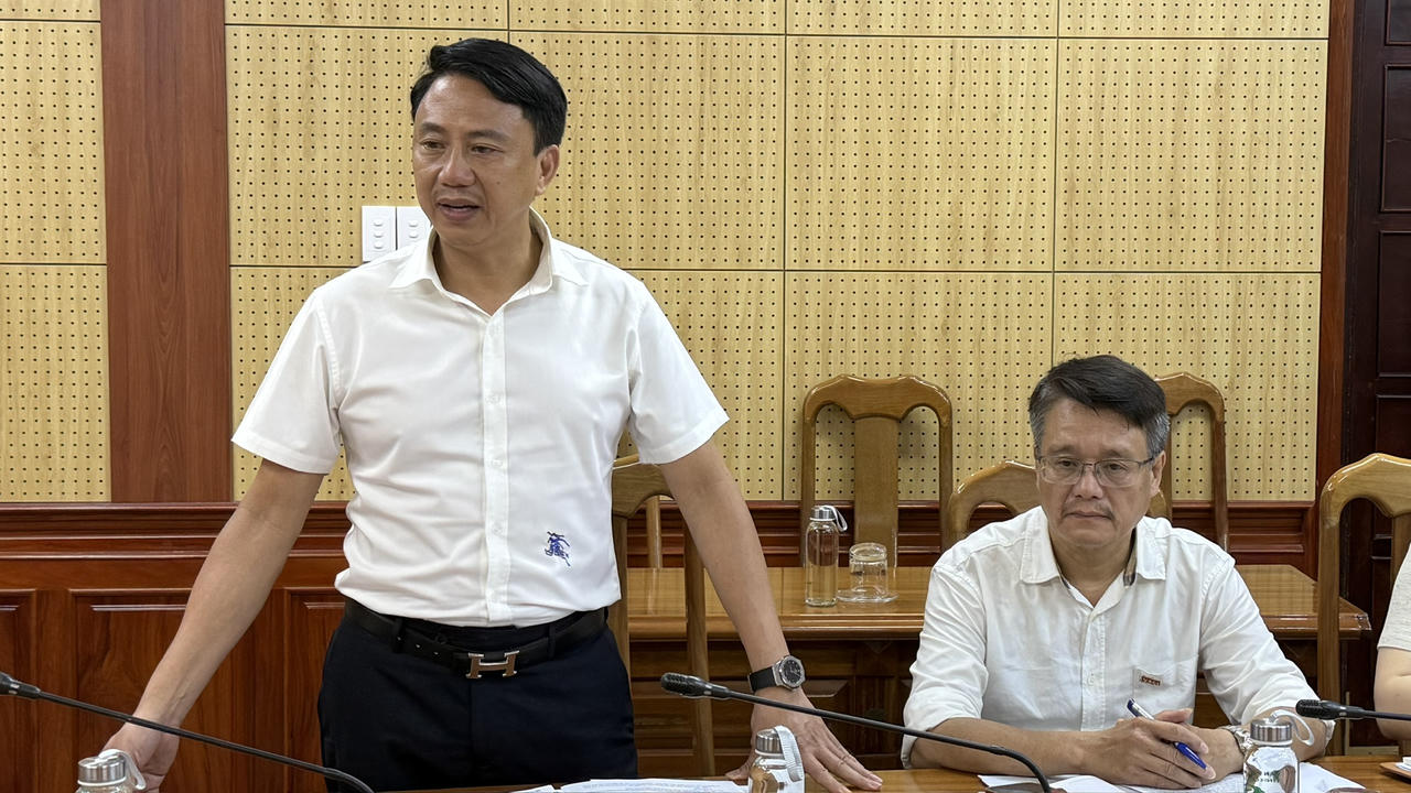 Đại diện Chi nhánh VCCI Nghệ An - Hà Tĩnh - Quảng Trị trình bày trình bày chi tiết về Bộ chỉ số đánh giá năng lực cạnh tranh cấp sở, ban, ngành cấp tỉnh và UBND cấp phường, xã của tỉnh Quảng Trị (DDCI Quảng Trị).