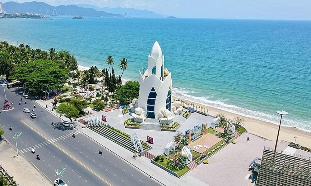 Nha Trang – điểm đến biển thu hút du khách với cảnh quan thiên nhiên, hạ tầng du lịch và chuỗi hoạt động lễ hội sôi động trong mùa cao điểm.