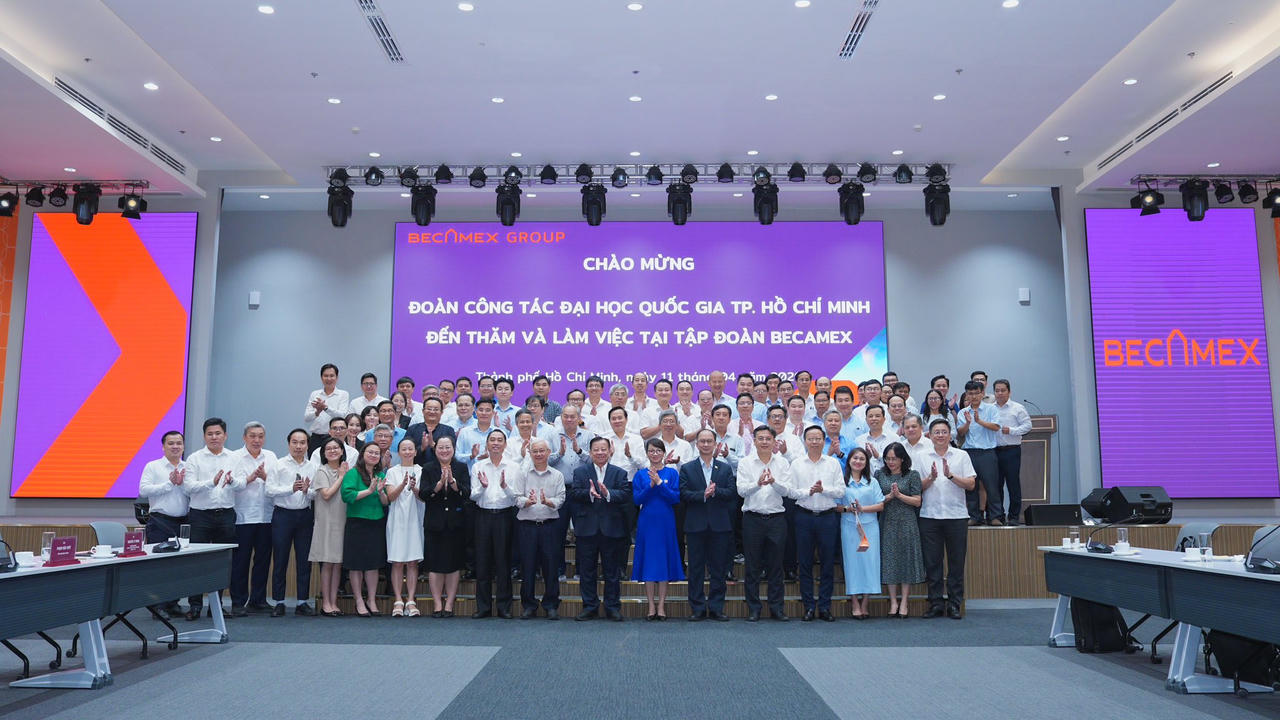 Đoàn đại biểu 2 bên chụp hình lưu niệm 