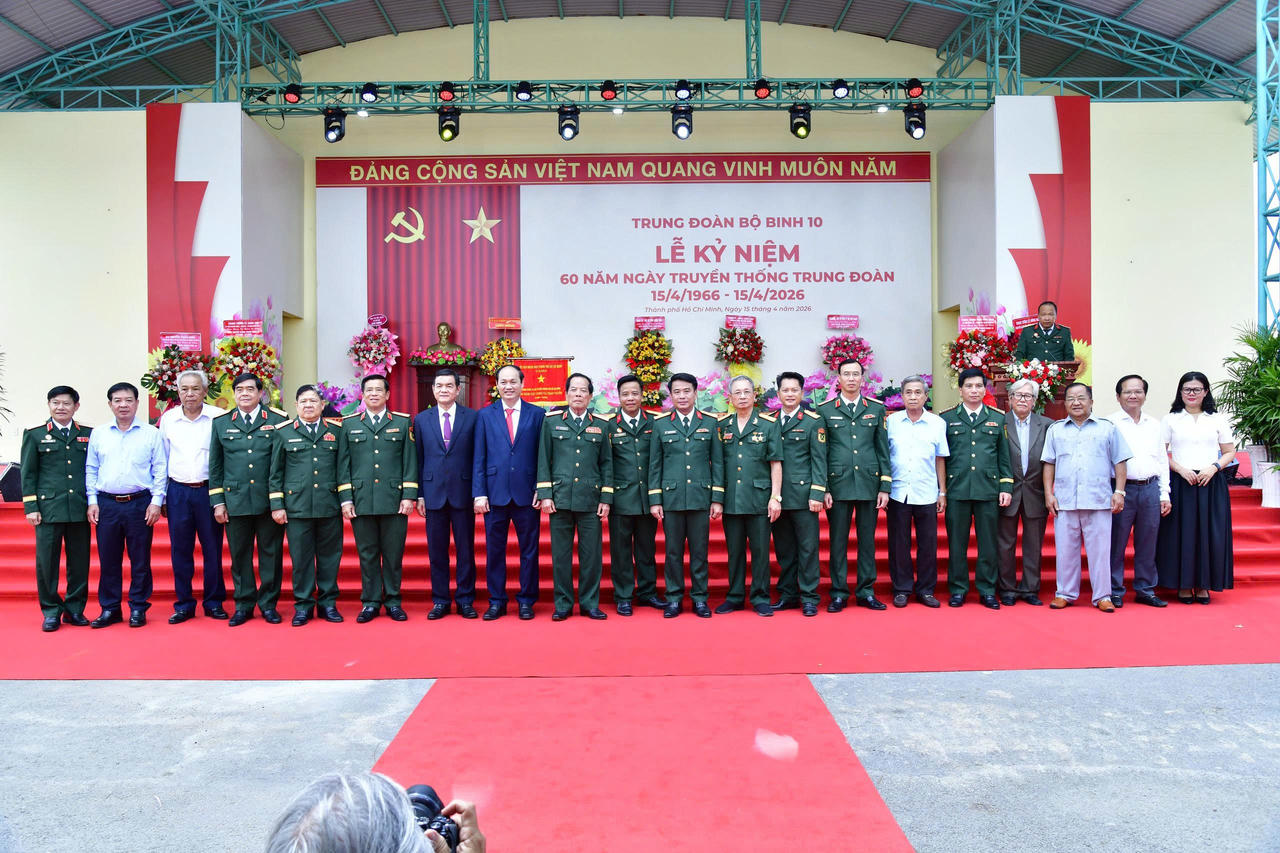 Các đại biểu chụp hình lưu niệm