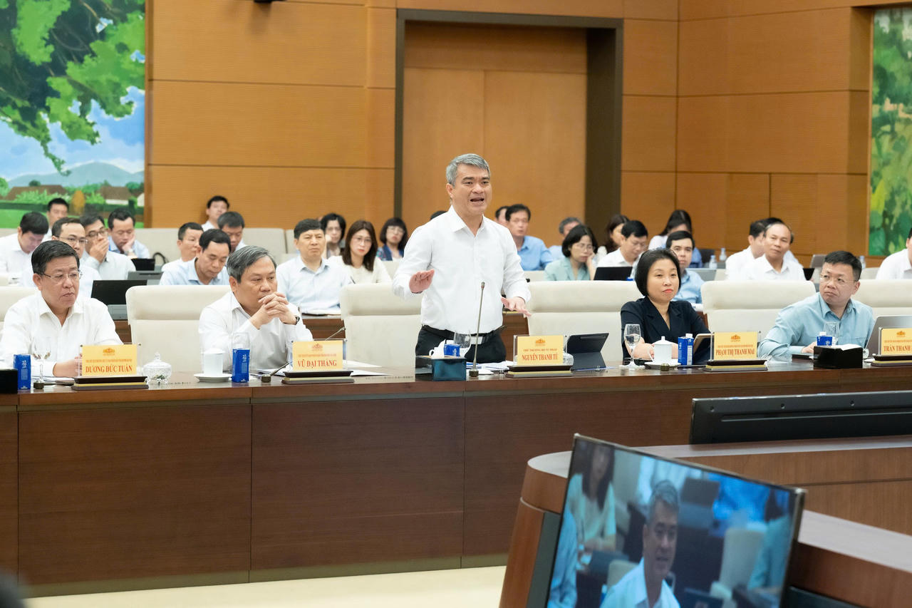 Thứ trưởng Bộ Tư pháp Nguyễn Thanh Tú báo cáo tại phiên họp.