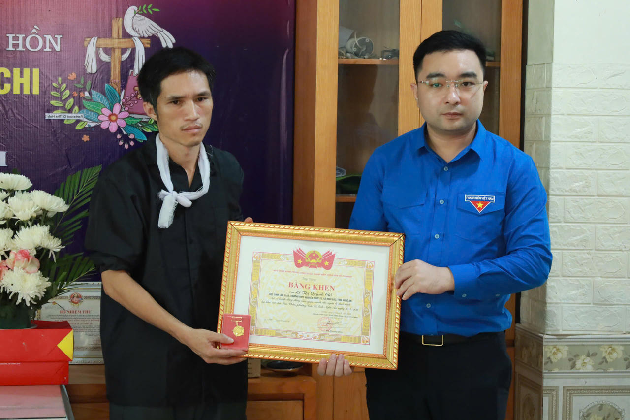 Gia đình em Lê Thị Quỳnh Chi đón nhận Bằng khen và Huy hiệu Tuổi trẻ dũng cảm do Trung ương Đoàn TNCS truy tặng