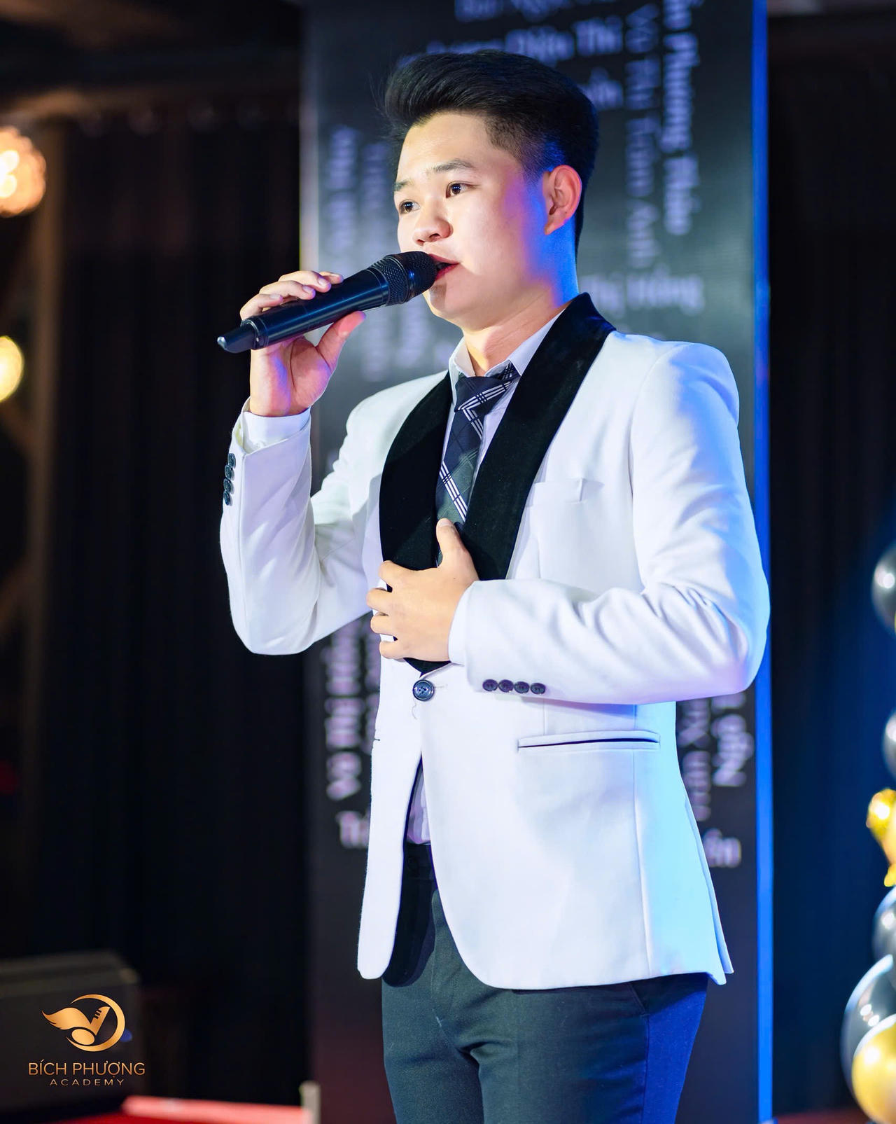 Ca sĩ trẻ Huy Anh - Đại học Sư phạm VHNT Trung Ương cùng Hoa Minh Hằng là cặp ca sĩ thể hiện bài hát. (Ảnh: BTC)