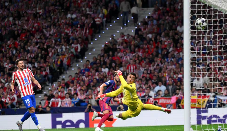 Barca dù thắng trận 2-1 nhưng phải dừng bước ở tứ kết Champions League 2026/26